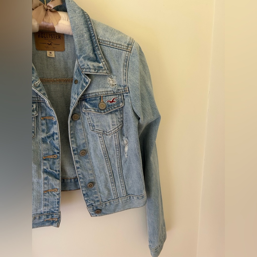 Early 2010s Hollister Light Wash Distressed Denim Jacket
Size: Medium
EUC - Picture 8 of 12